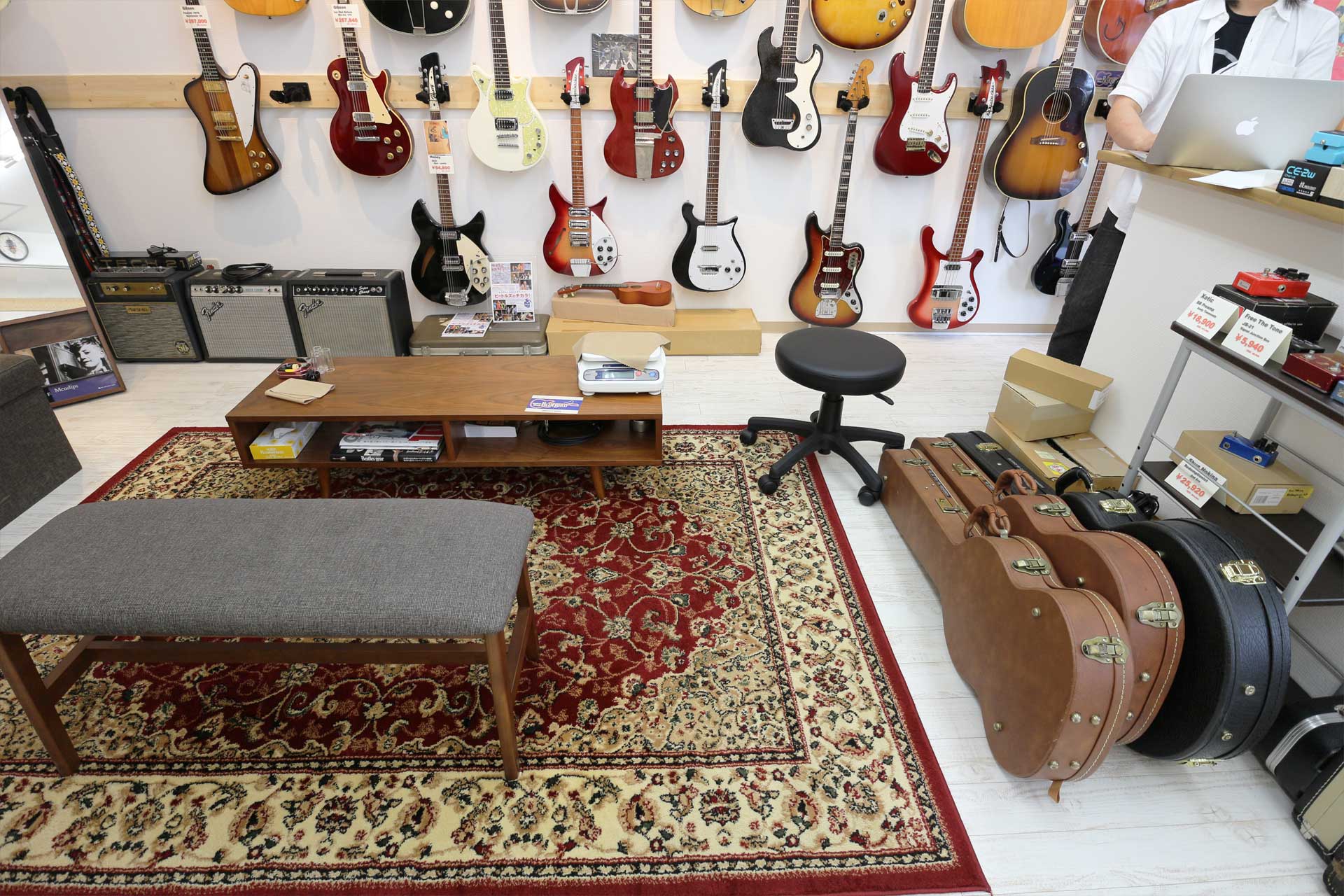 ギターショップ　ブルーバード店内写真